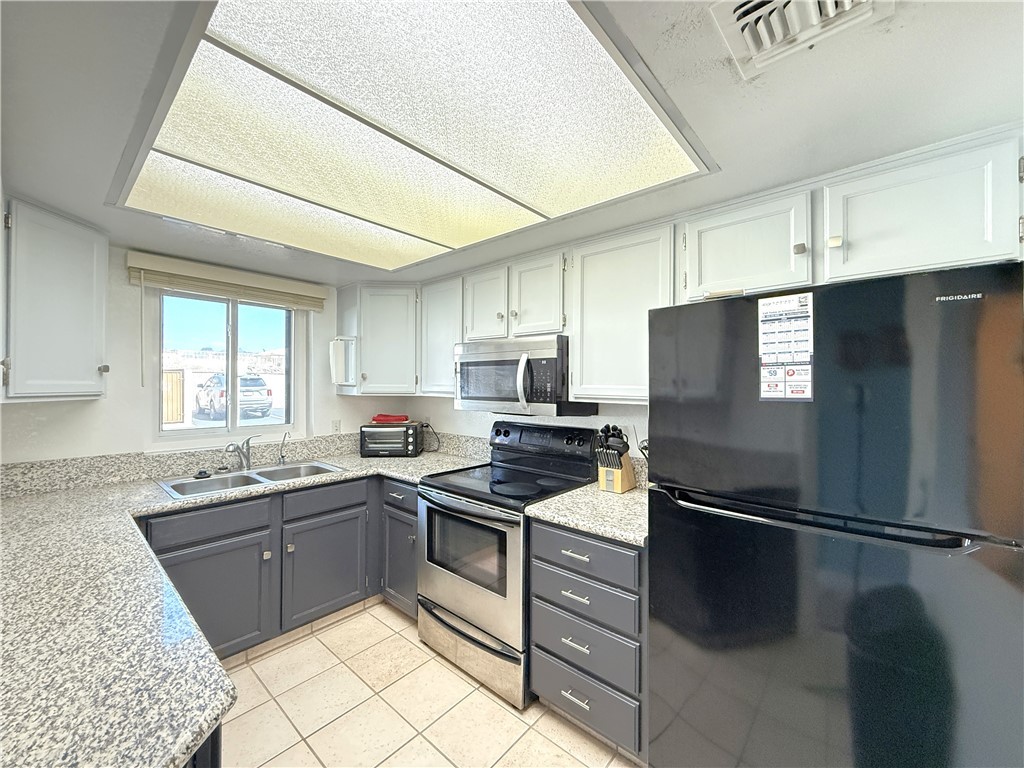 3400 Sunriver Road, Unit B4 Bullhead City, AZ 86429 - Photo 9 of 26 Kitchen