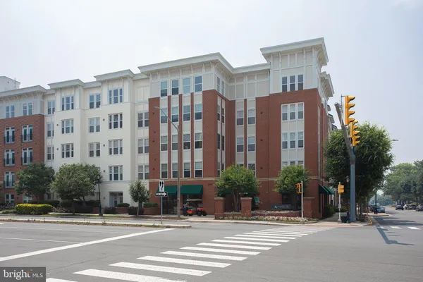 a building that has a lots of windows on it
