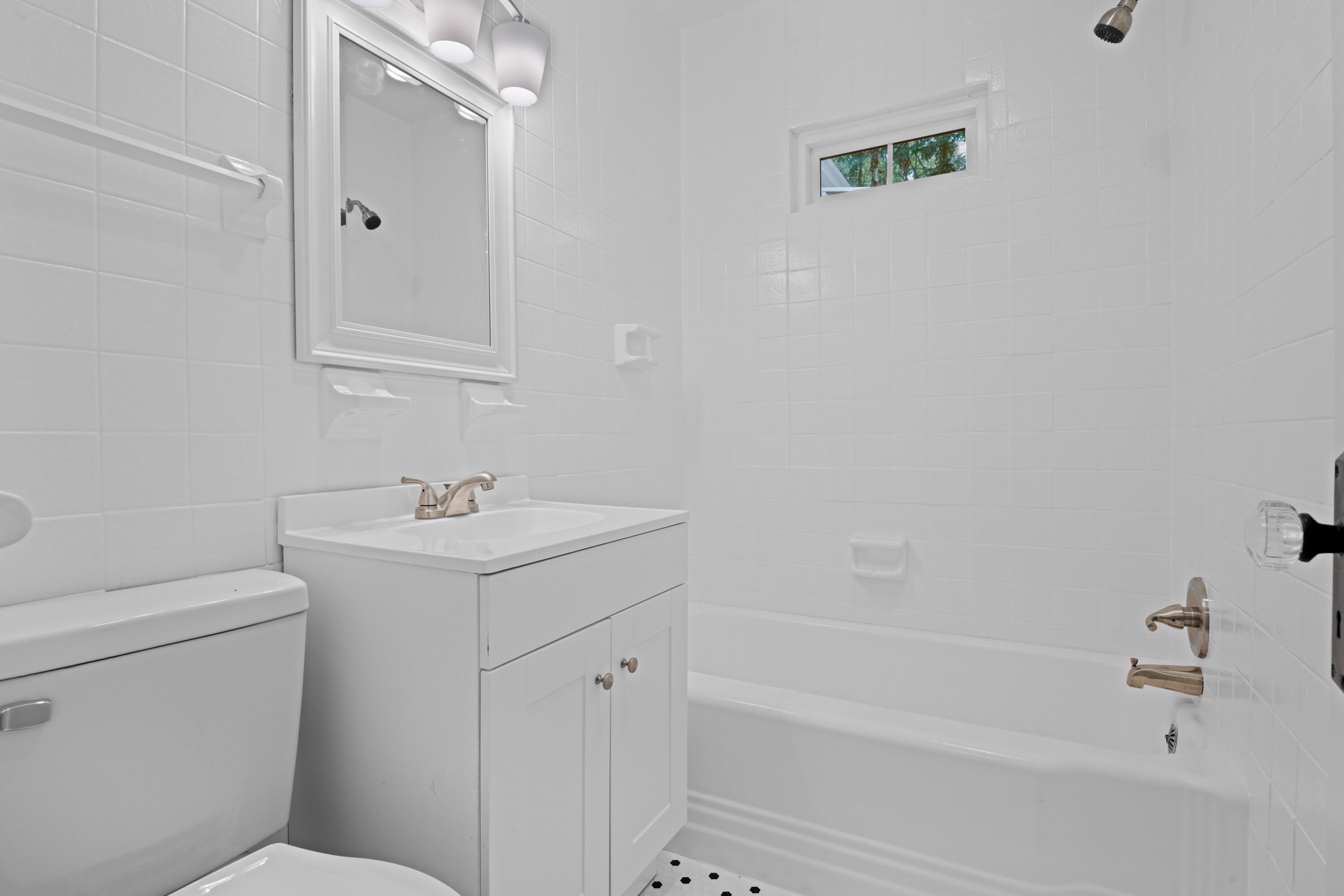 958 Signal Road Signal Mountain, TN 37377 - Photo 15 of 23 full bathroom