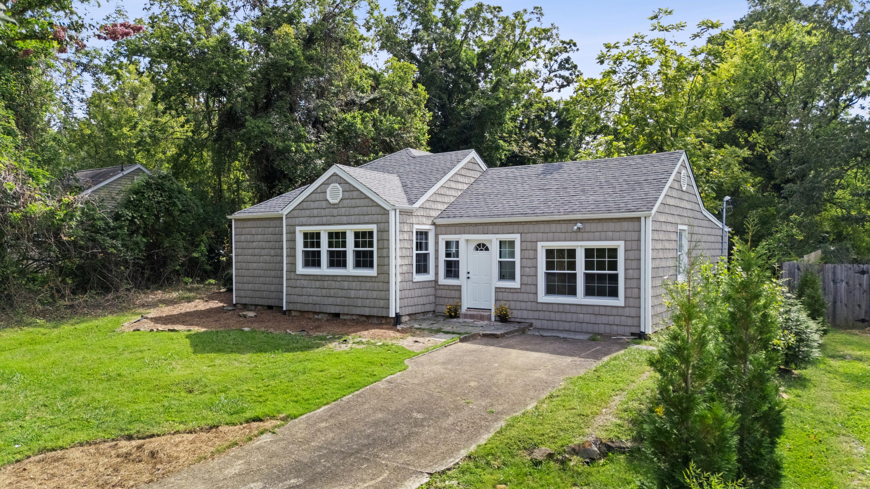 958 Signal Road Signal Mountain, TN 37377 - Photo 2 of 23 front of 2