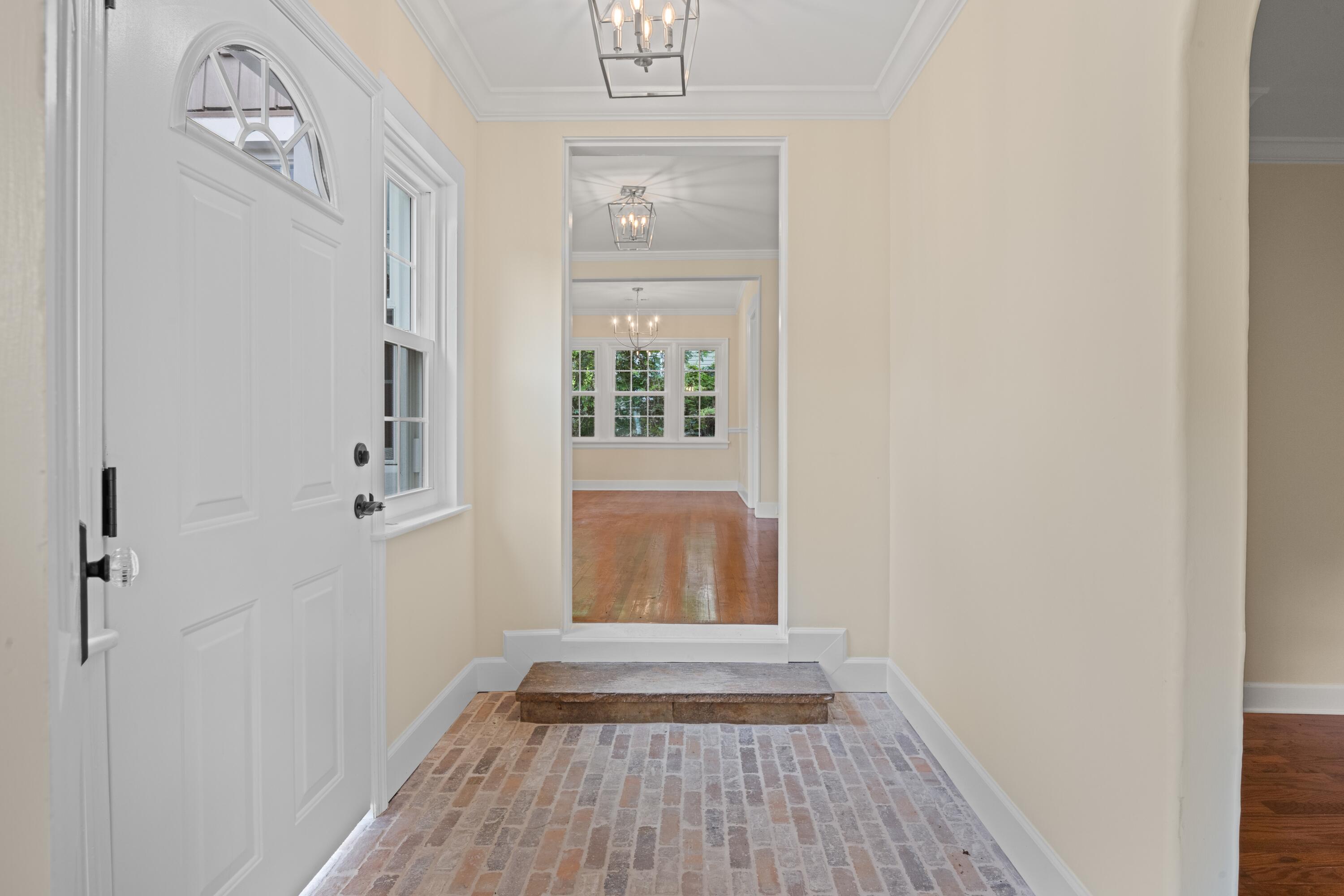 958 Signal Road Signal Mountain, TN 37377 - Photo 5 of 23 foyer