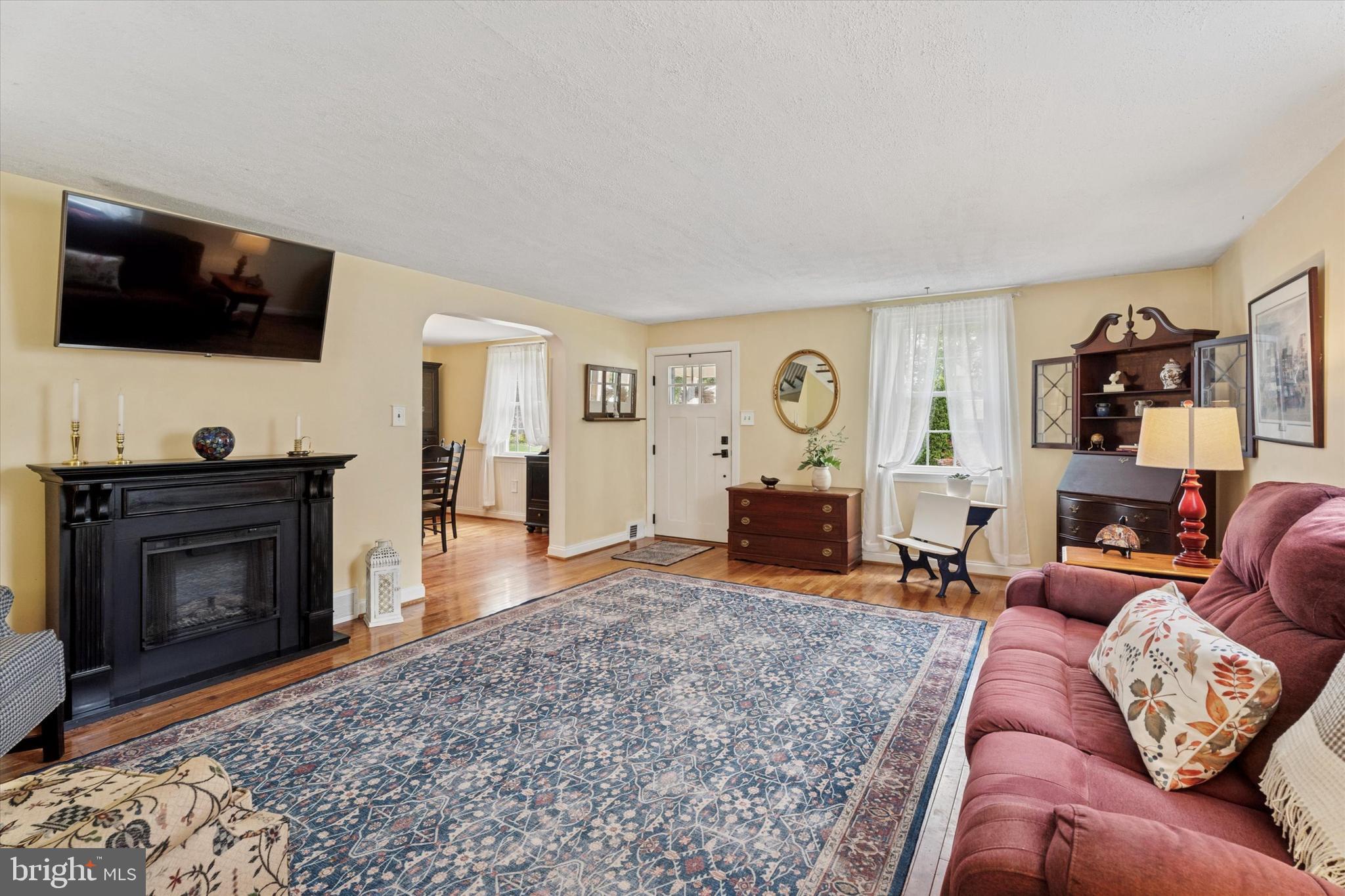 2530 Woodleigh Road Havertown, PA 19083 - Photo 3 of 32
