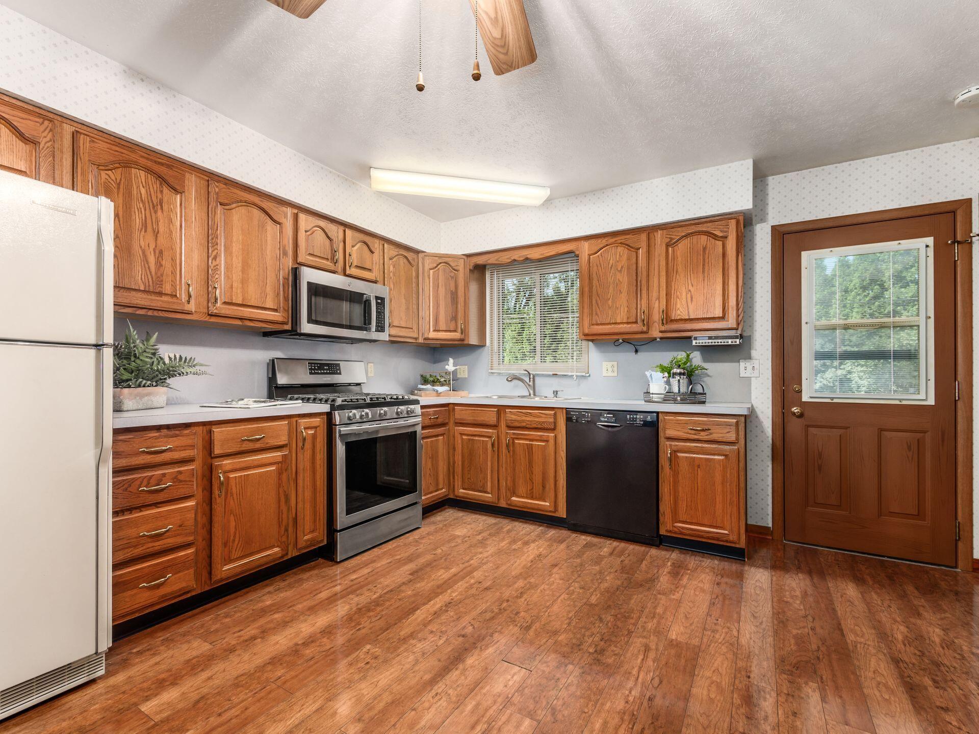 995 Plum Ridge Columbus, OH 43213 - Photo 5 of 41 Kitchen
