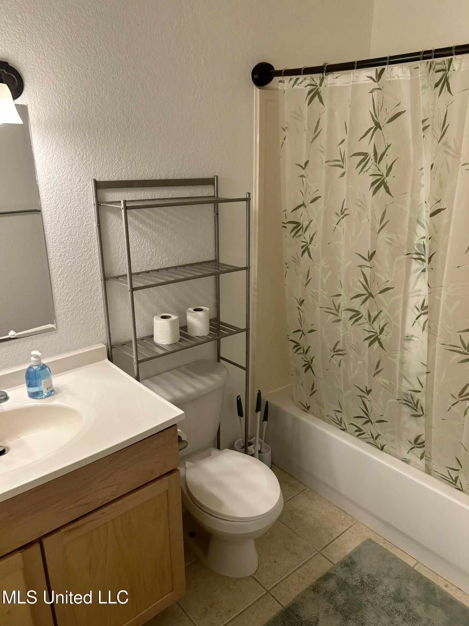 3230 Cumberland Road, Unit 10 Ocean Springs, MS 39564 - Photo 14 of 18 bathroom unit 10