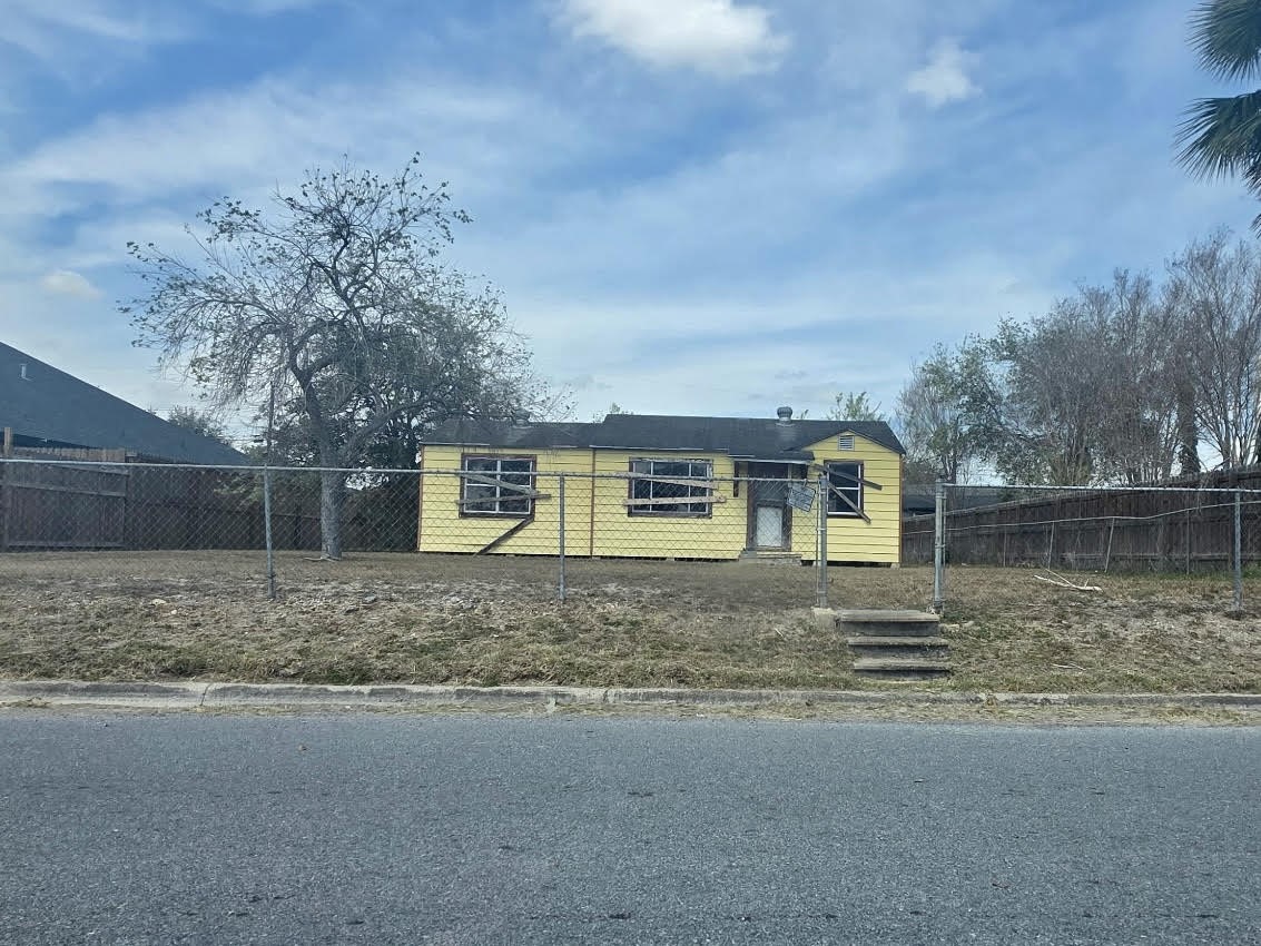 319 East Ricky Crossland Avenue Elsa, TX 78543 - Photo 2 of 8 a view of a house with a yard