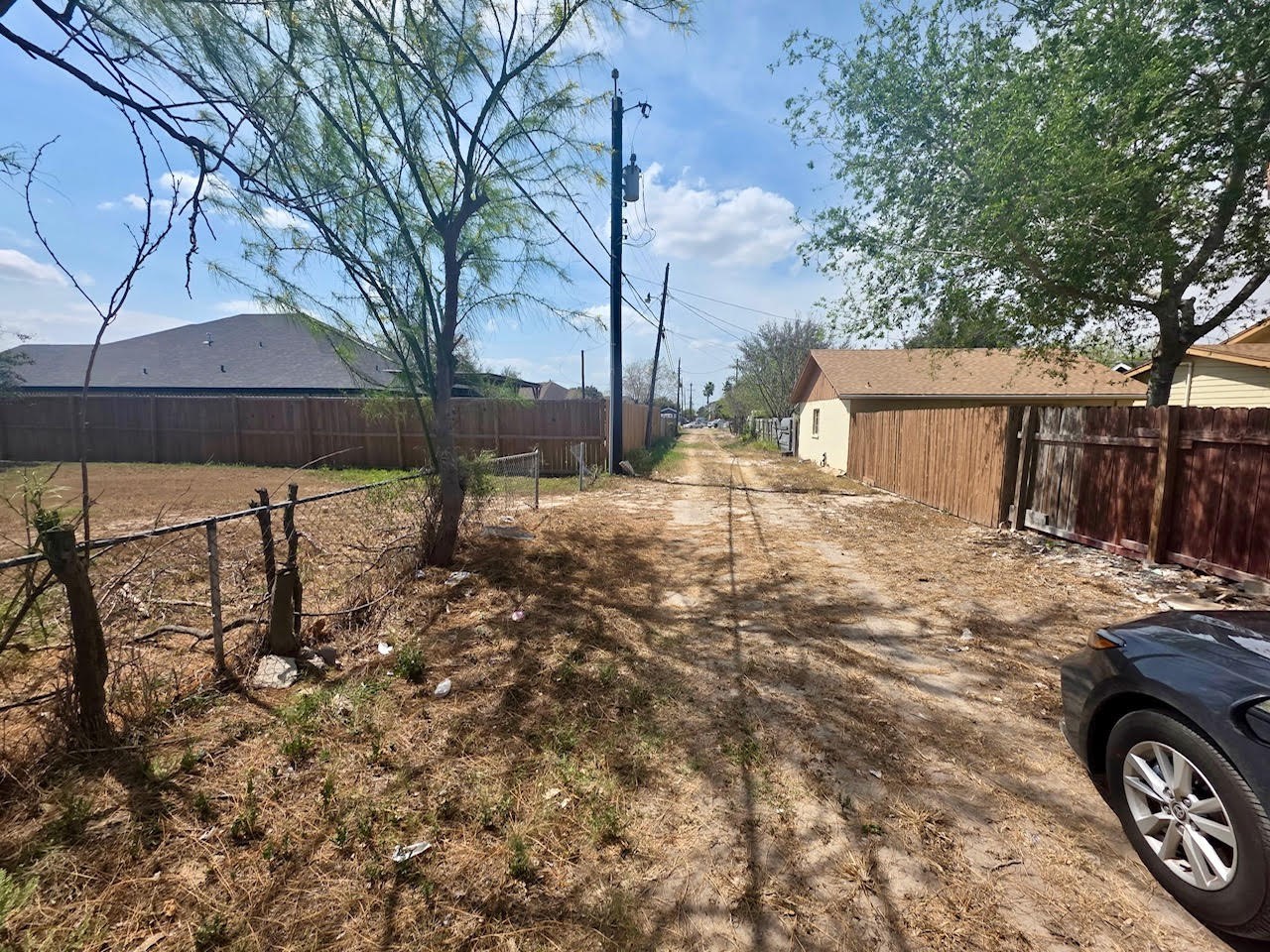 319 East Ricky Crossland Avenue Elsa, TX 78543 - Photo 4 of 8 a backyard of a house with table and chairs