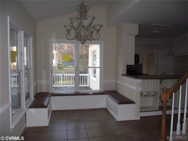 Breakfast Nook - Built in seating!