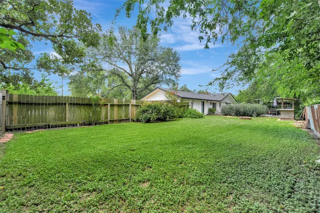 a view of a house with backyard and a garden