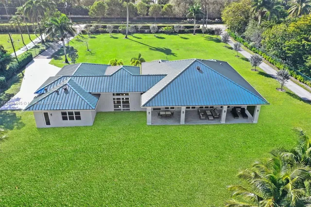 a view of a house with a big yard
