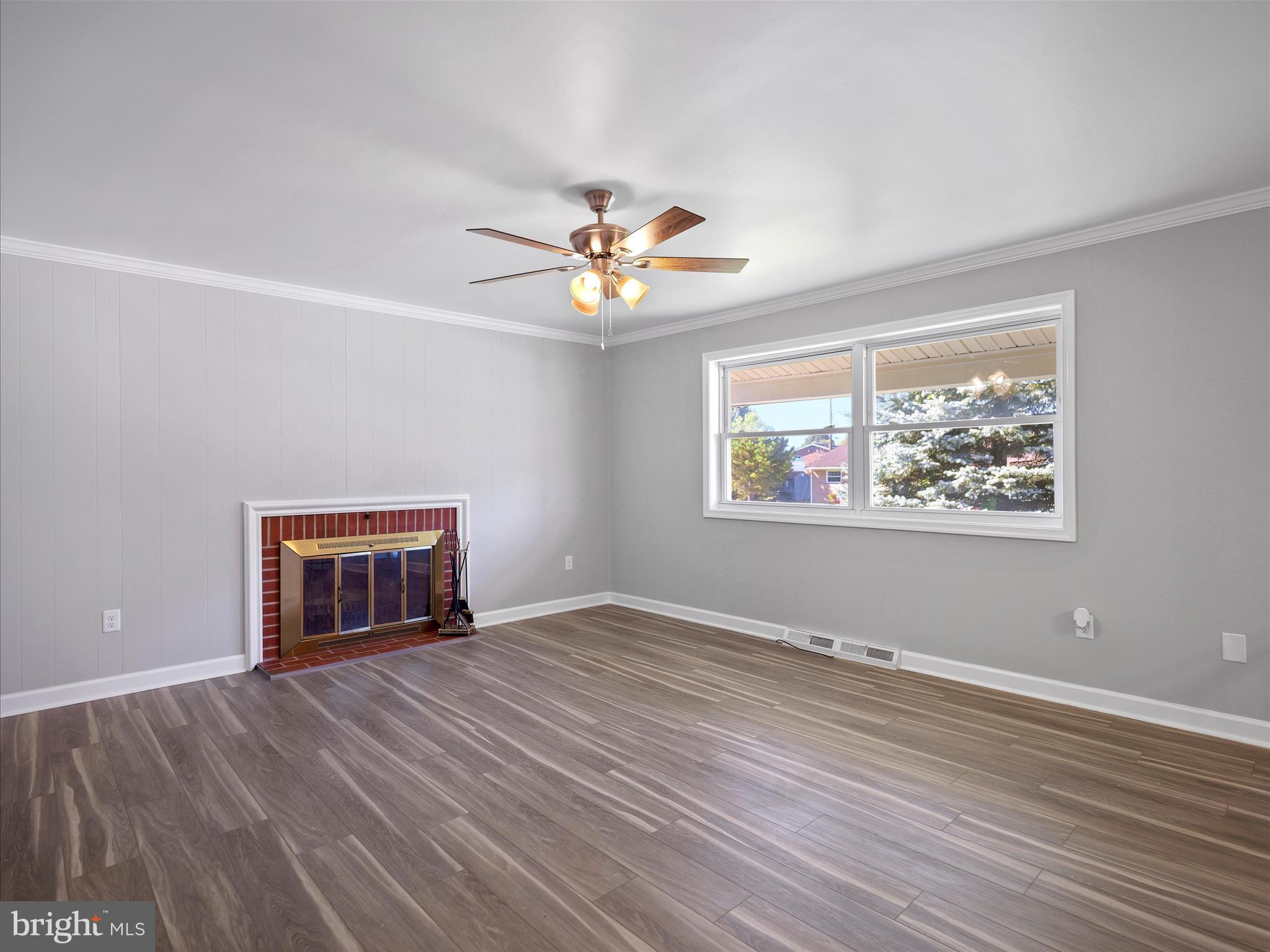 11541 Englewood Road Hagerstown, MD 21740 - Photo 5 of 34 Living room