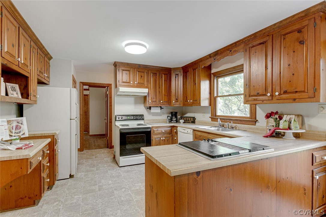 3414 Walkers Ferry Road Midlothian, VA 23112 - Photo 12 of 34 a kitchen with a stove a sink and a refrigerator
