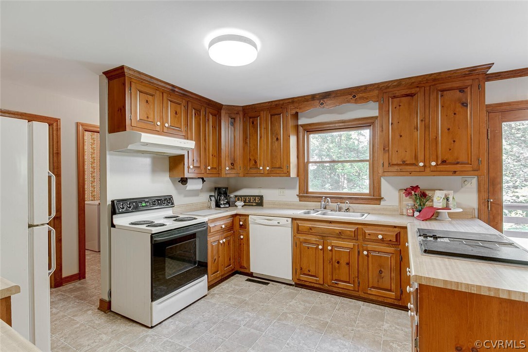 3414 Walkers Ferry Road Midlothian, VA 23112 - Photo 10 of 34 a kitchen with a stove a sink and a refrigerator