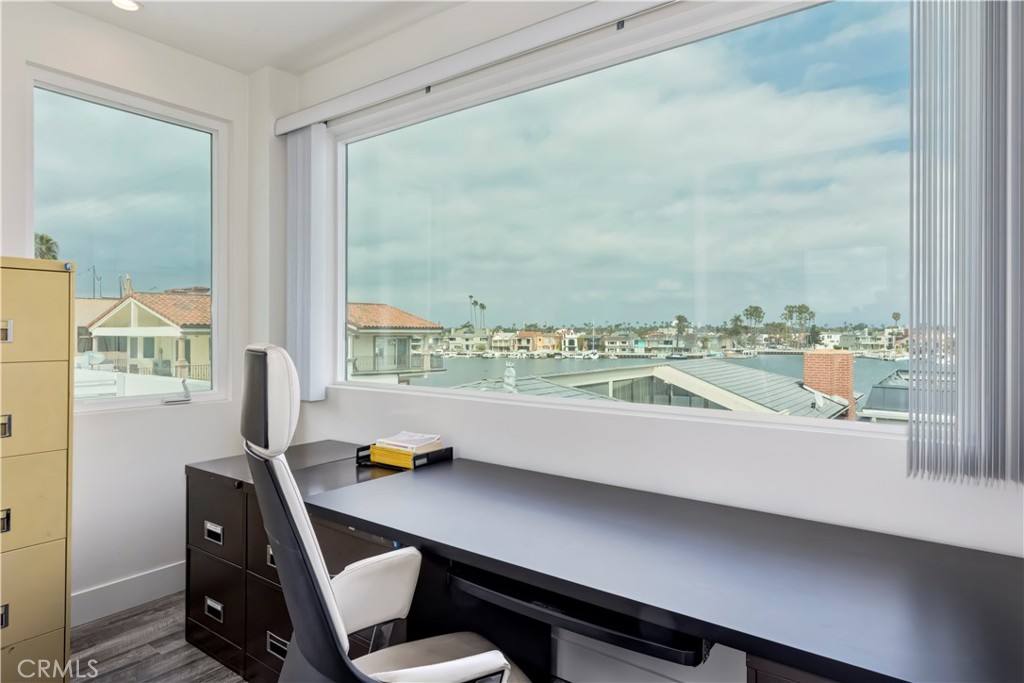 48 57th Place Long Beach, CA 90803 - Photo 27 of 47 a room with furniture and a window