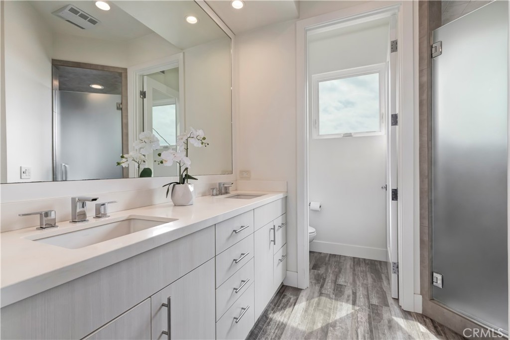 48 57th Place Long Beach, CA 90803 - Photo 30 of 47 a spacious bathroom with a double vanity sink and mirror