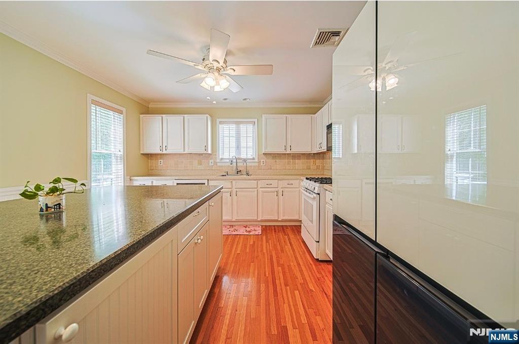 705 Gettysburg Place Paramus, NJ 07652 - Photo 15 of 32