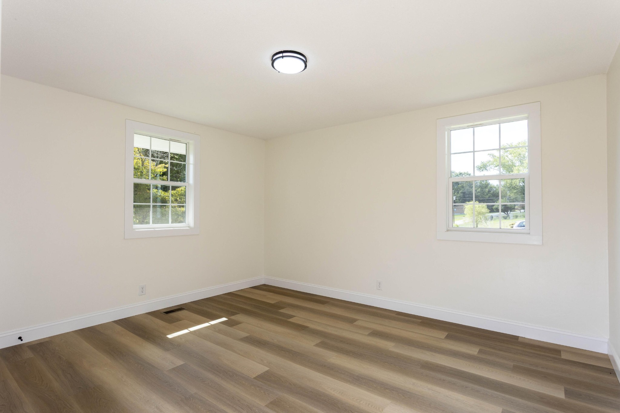 132 Walnut Street Spring City, TN 37381 - Photo 18 of 26 an empty room with a window