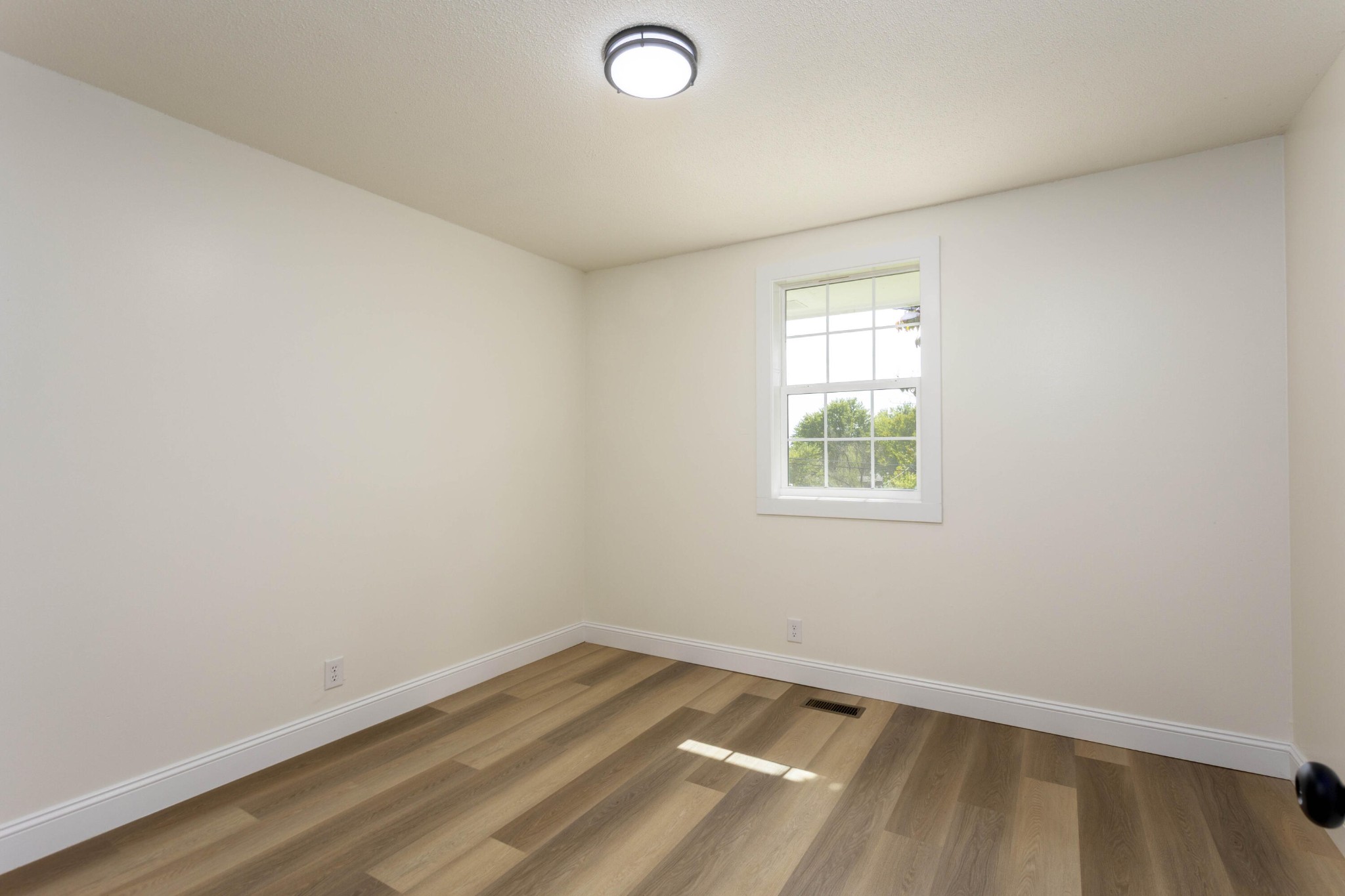 132 Walnut Street Spring City, TN 37381 - Photo 22 of 26 an empty room with a window