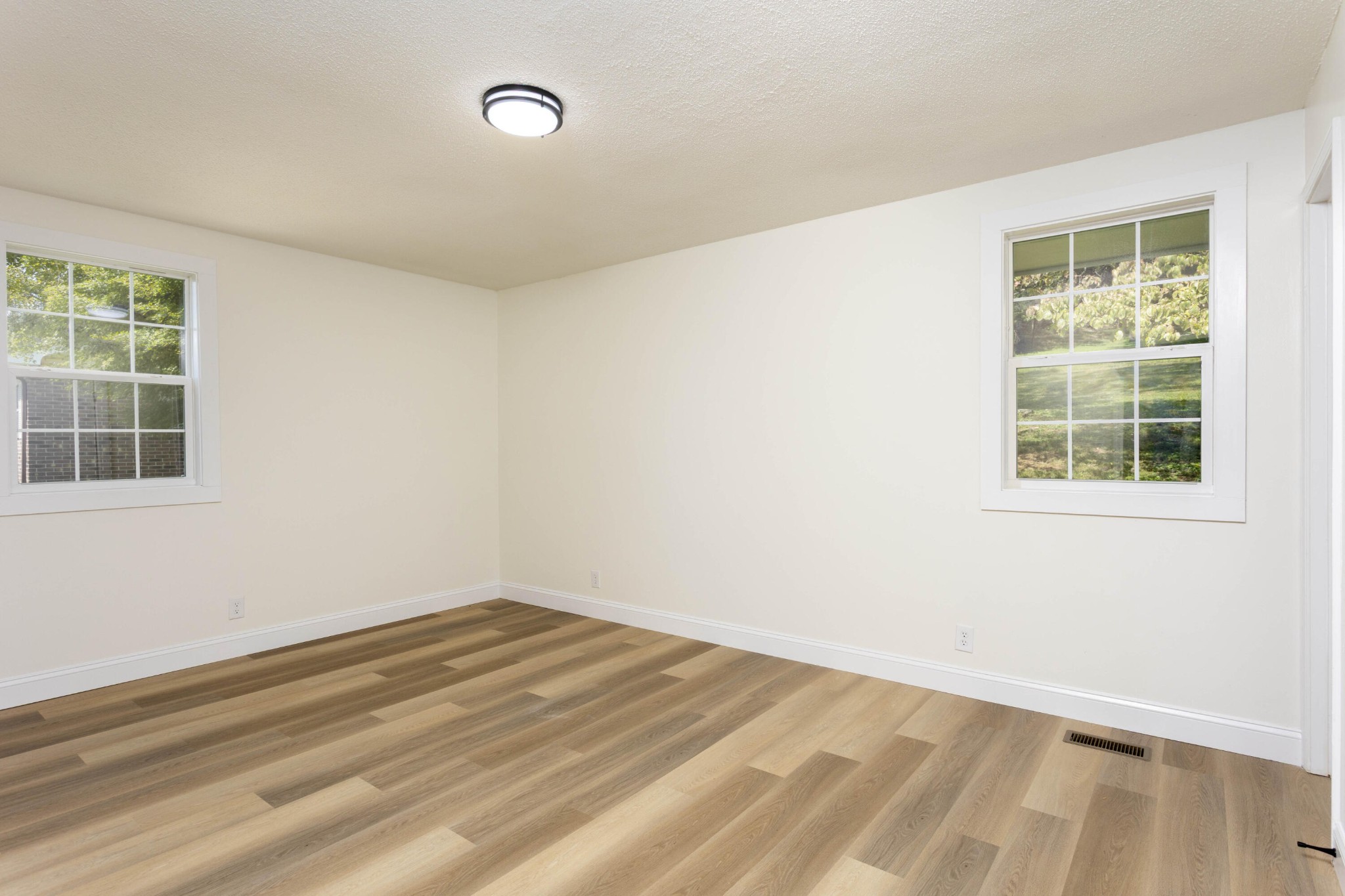 132 Walnut Street Spring City, TN 37381 - Photo 4 of 26 an empty room with a window