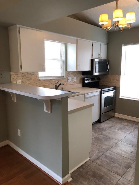 Great layout and eating bar make this kitchen easy to get your coffee brewing!