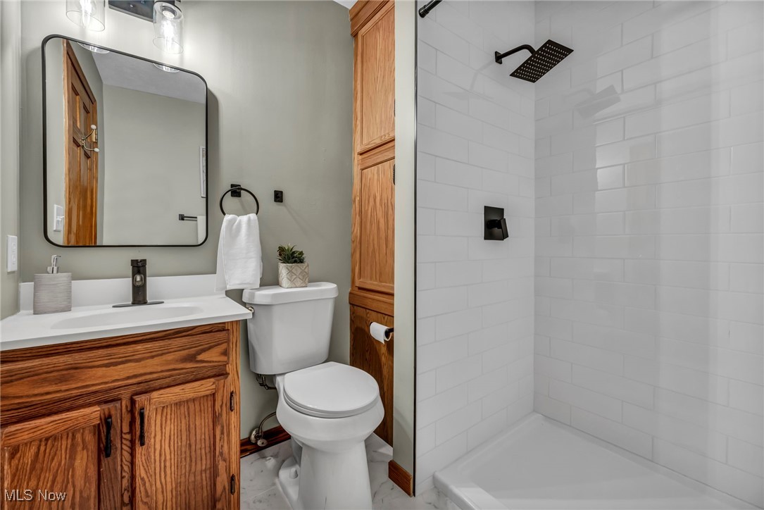 5925 Downs Road Northwest Warren, OH 44481 - Photo 12 of 32 First floor Bath