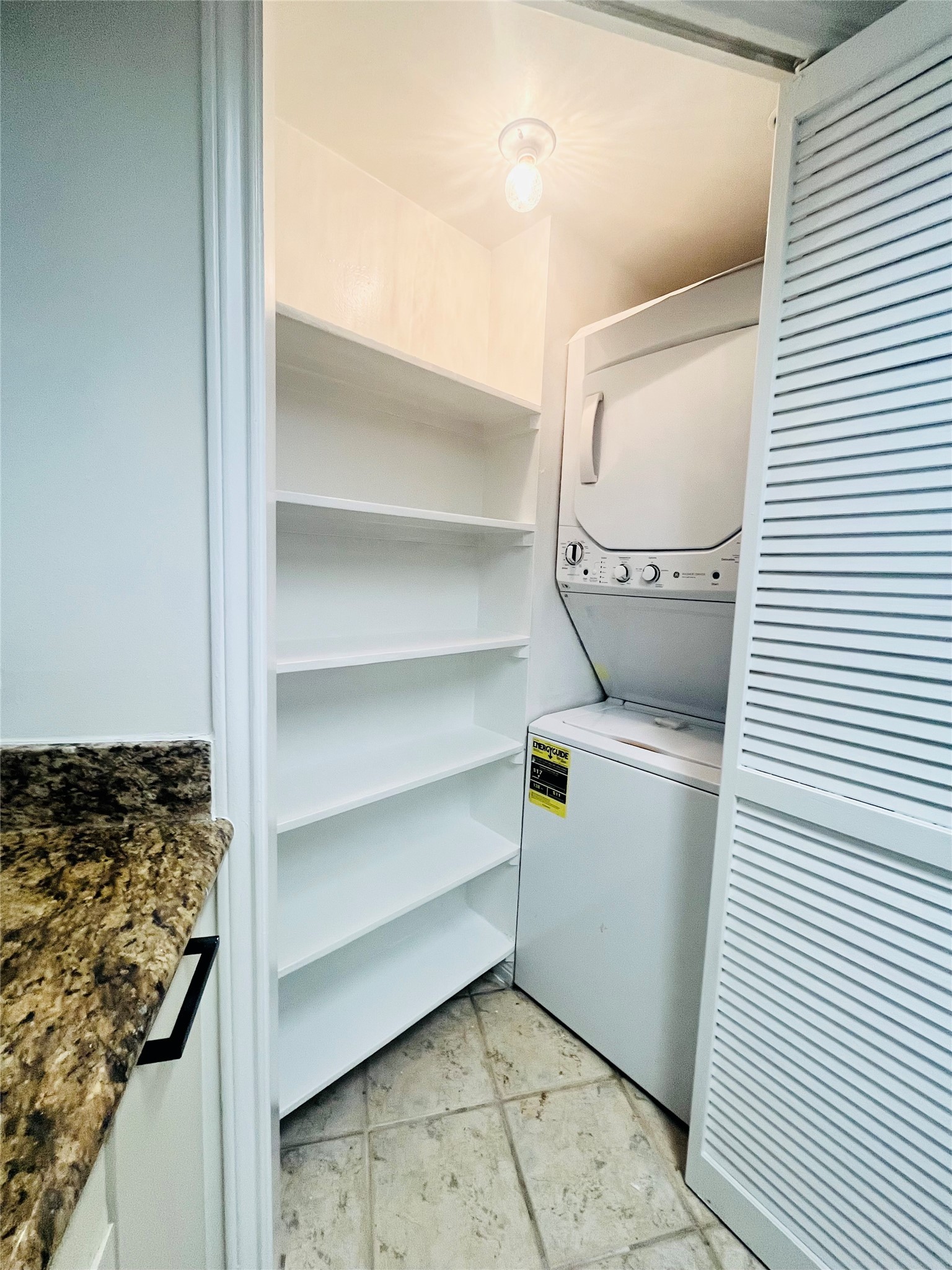 3525 Sage Road, Unit 201 Houston, TX 77056 - Photo 13 of 19 Washer/dryer included