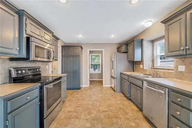 $306,900 | 1601 Northwest Nicholas Drive, Grain Valley, MO 64029