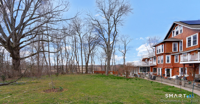 11 Winthrop Road, Unit B West Hartford, CT 06110 - Photo 25 of 27 a backyard of a house with lots of green space