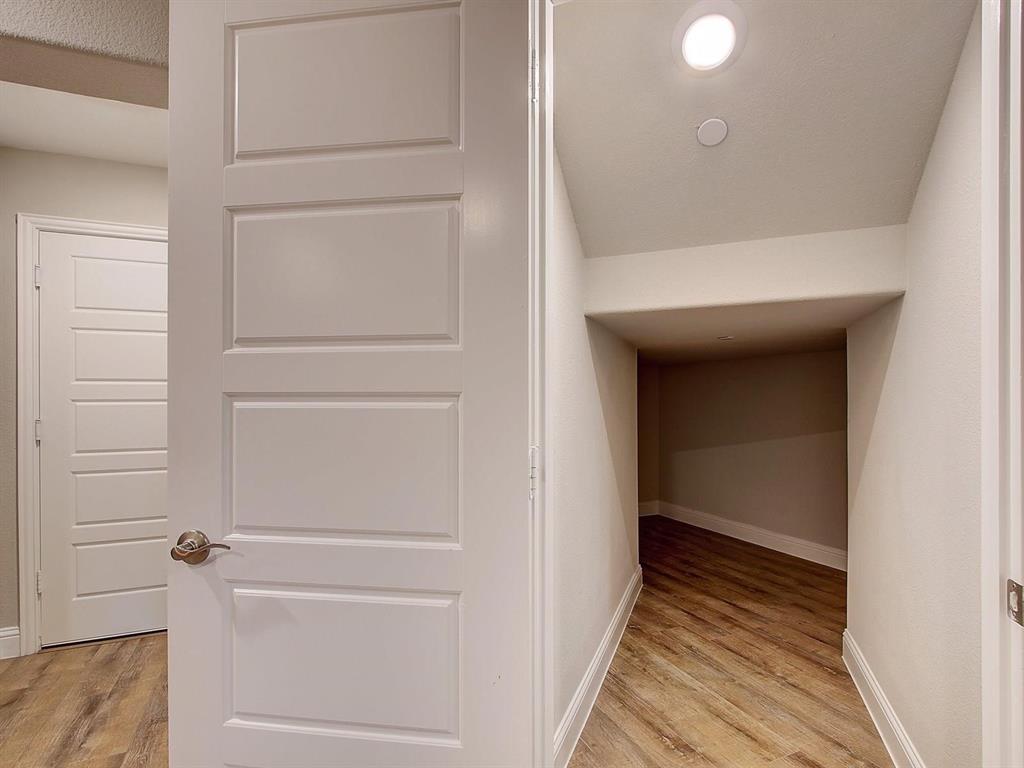 5634 Niagara Road The Colony, TX 75056 - Photo 24 of 31 a view of a hallway
