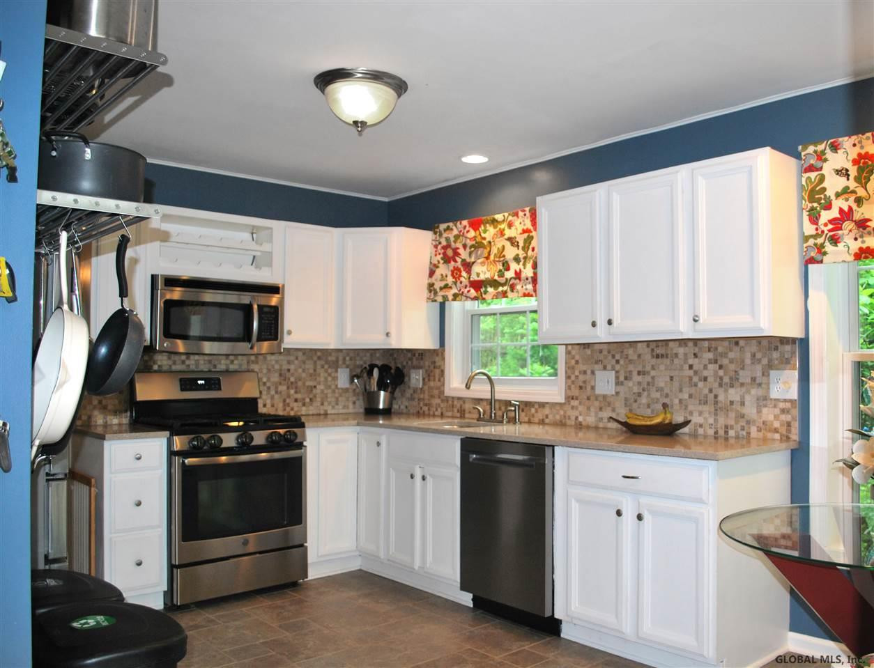 27 Maxwell Road Colonie, NY 12110 - Photo 3 of 18 Photo 3