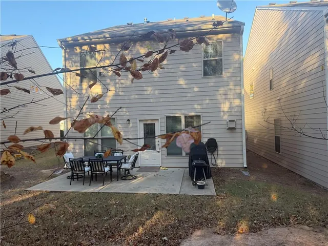 a view of a dinning table and chairs in patio