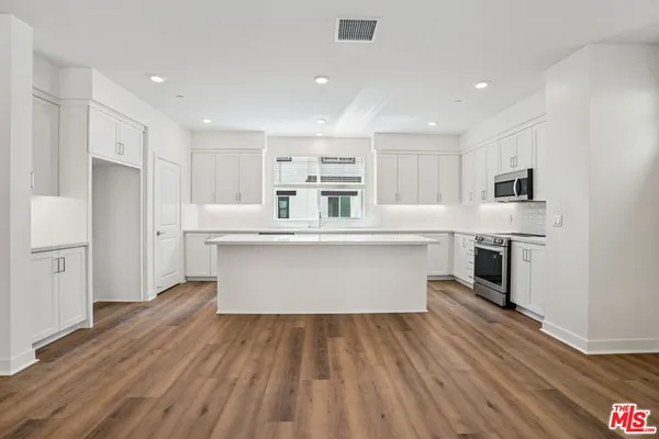 $1,004,990 | 1687 Coral Sea Lane, Los Angeles, CA 90732