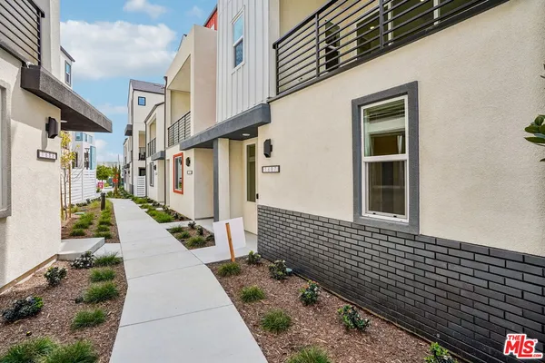 $1,004,990 | 1687 Coral Sea Lane, Los Angeles, CA 90732