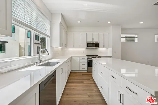 $1,004,990 | 1687 Coral Sea Lane, Los Angeles, CA 90732