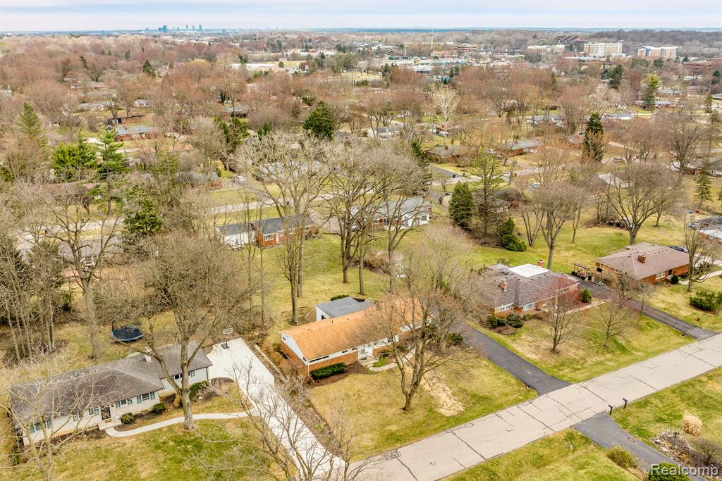 28390 New Castle Road Farmington, MI 48331 - Photo 8 of 37