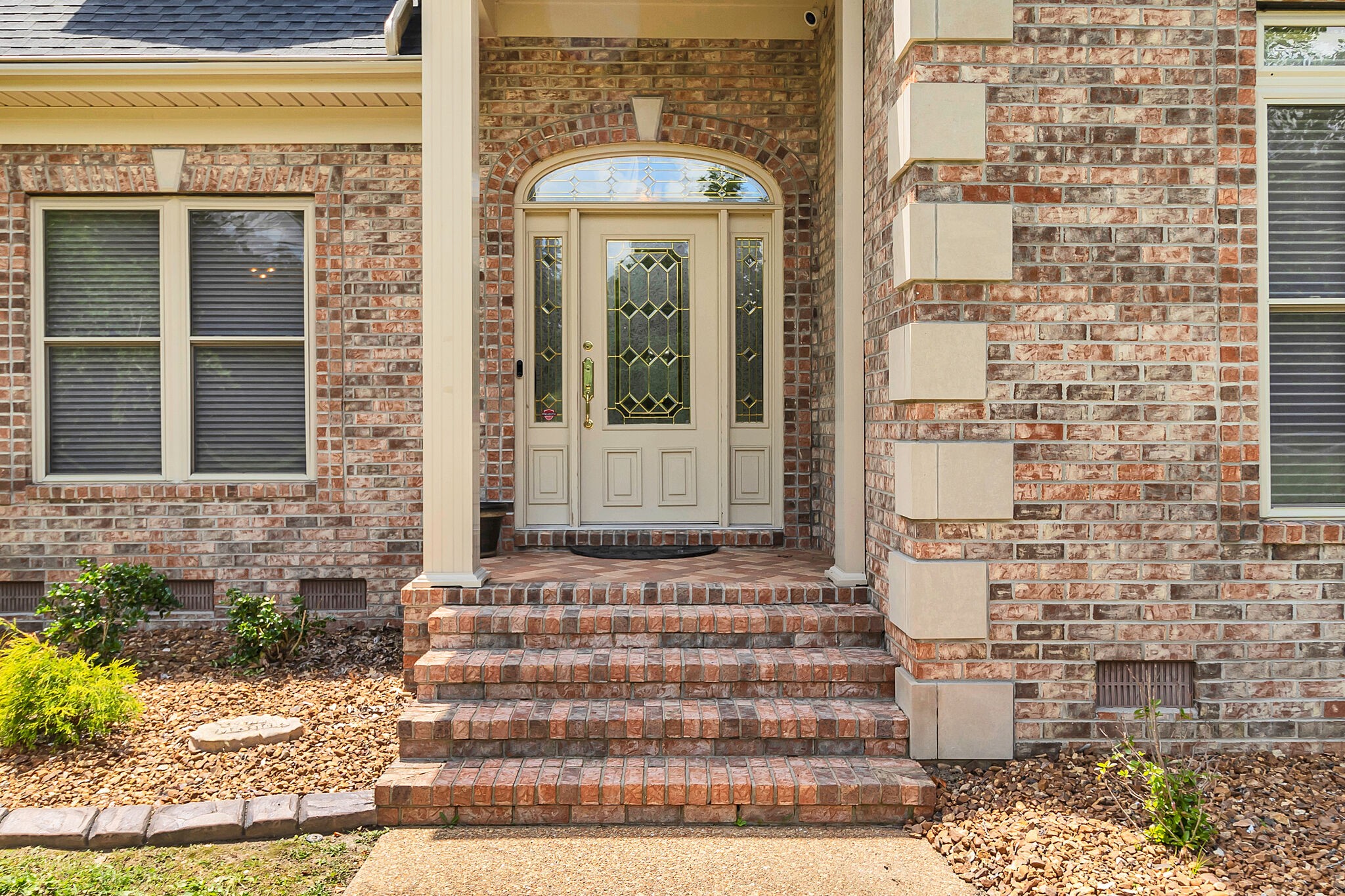 3555 Coble Road Lewisburg, TN 37091 - Photo 5 of 45 a front view of a house with a yard