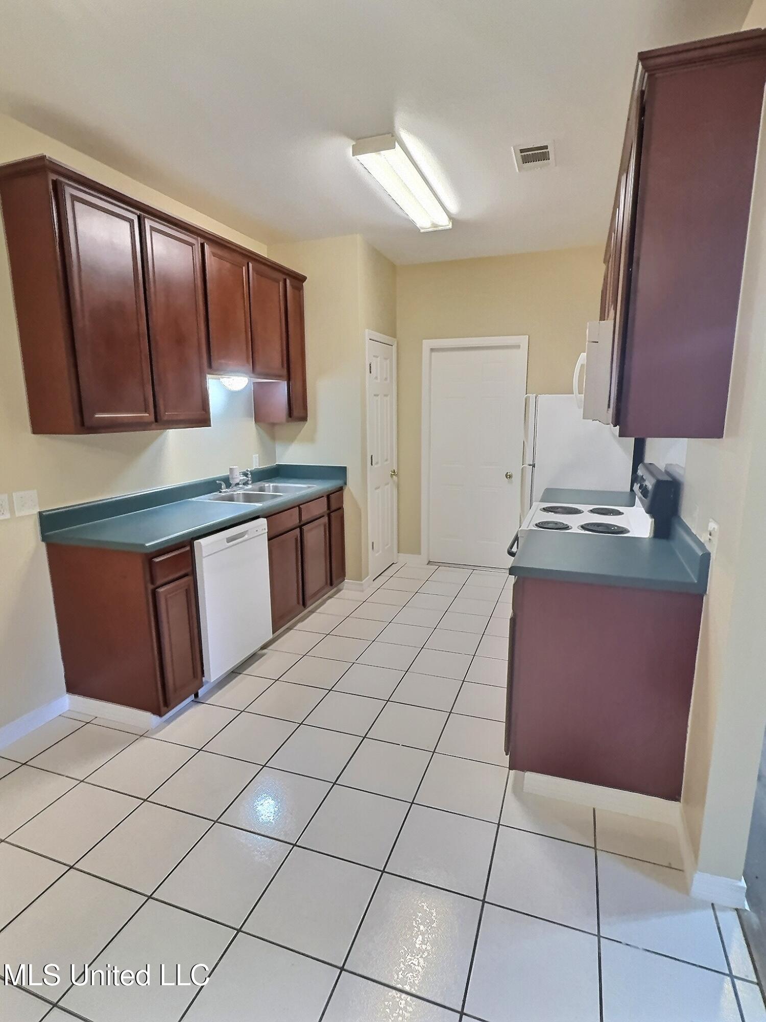 8018 Exchange Street, Unit B Gautier, MS 39553 - Photo 5 of 16 exposio_132603876
