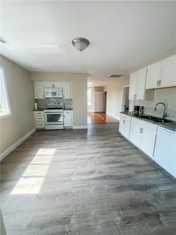 $2,500 | 37 Old Oak Avenue, Cranston, RI 02920