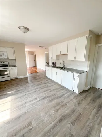 $2,500 | 37 Old Oak Avenue, Cranston, RI 02920