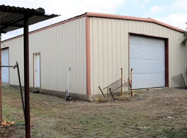 a view of a house with backyard