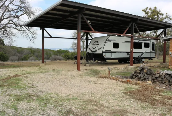 a view of a backyard