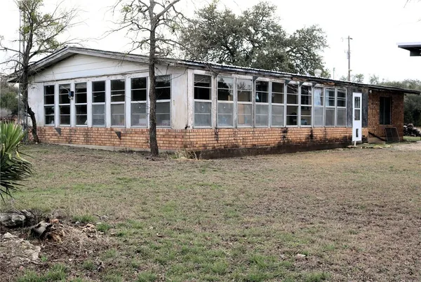 a view of front of a house with a yard