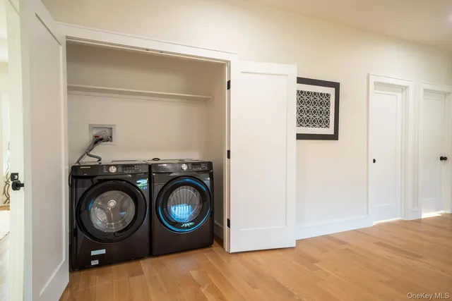 a view of empty room with washer and dryer