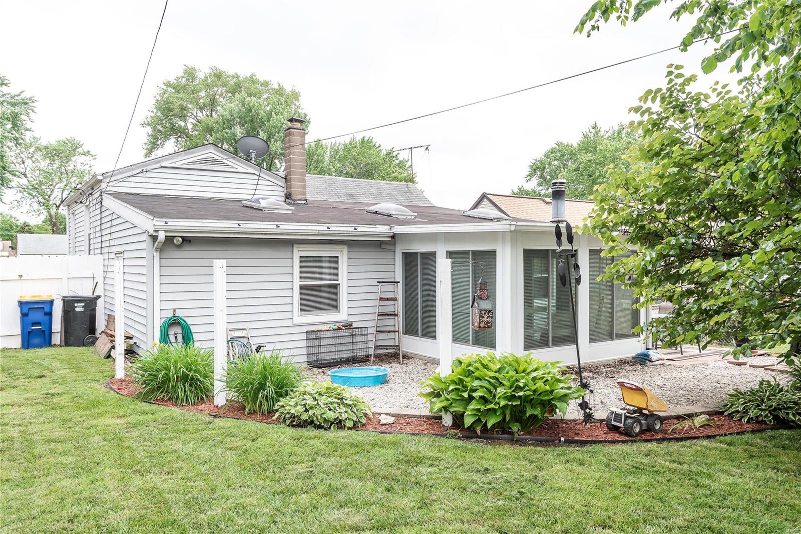 9457 Harold Drive St. Louis, MO 63134 - Photo 3 of 39