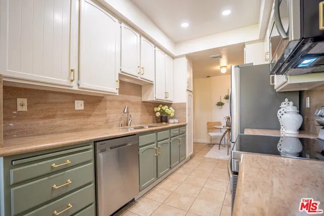 $975,000 | 4477 Wilshire Boulevard, Unit 312, Los Angeles, CA 90010