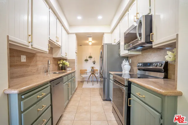 $975,000 | 4477 Wilshire Boulevard, Unit 312, Los Angeles, CA 90010