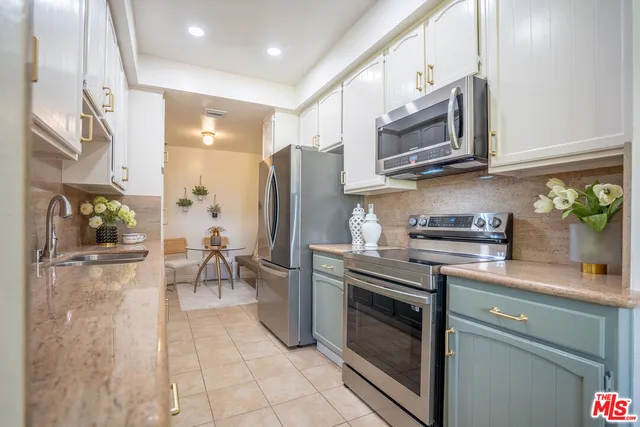 $975,000 | 4477 Wilshire Boulevard, Unit 312, Los Angeles, CA 90010