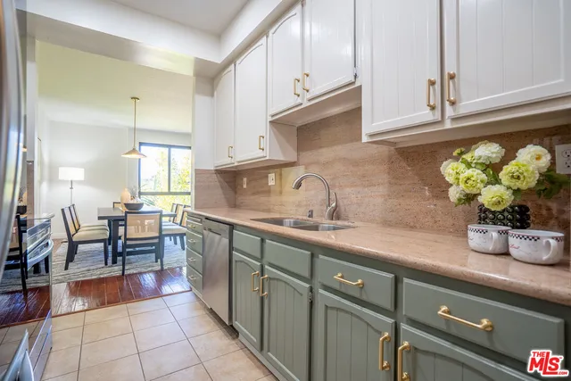 $975,000 | 4477 Wilshire Boulevard, Unit 312, Los Angeles, CA 90010