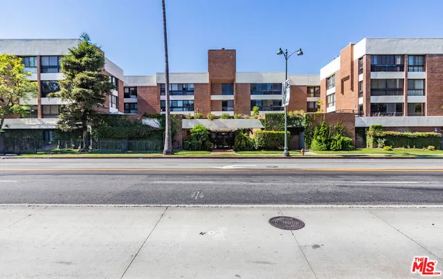 $975,000 | 4477 Wilshire Boulevard, Unit 312, Los Angeles, CA 90010
