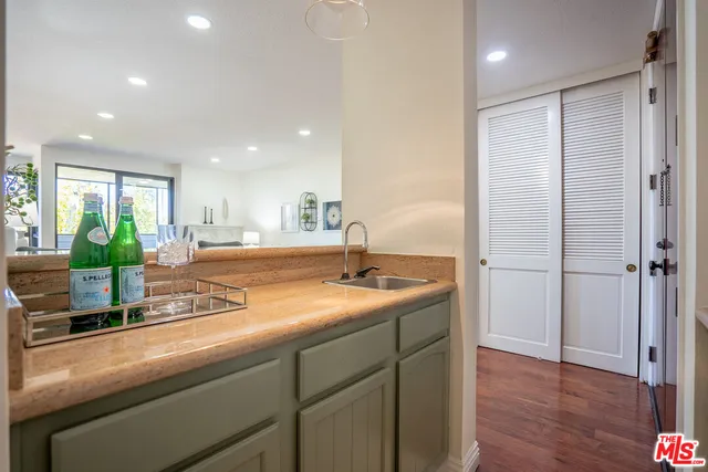 $975,000 | 4477 Wilshire Boulevard, Unit 312, Los Angeles, CA 90010