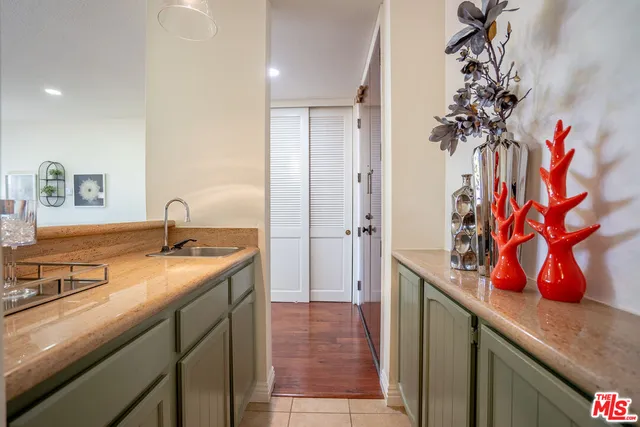 $975,000 | 4477 Wilshire Boulevard, Unit 312, Los Angeles, CA 90010